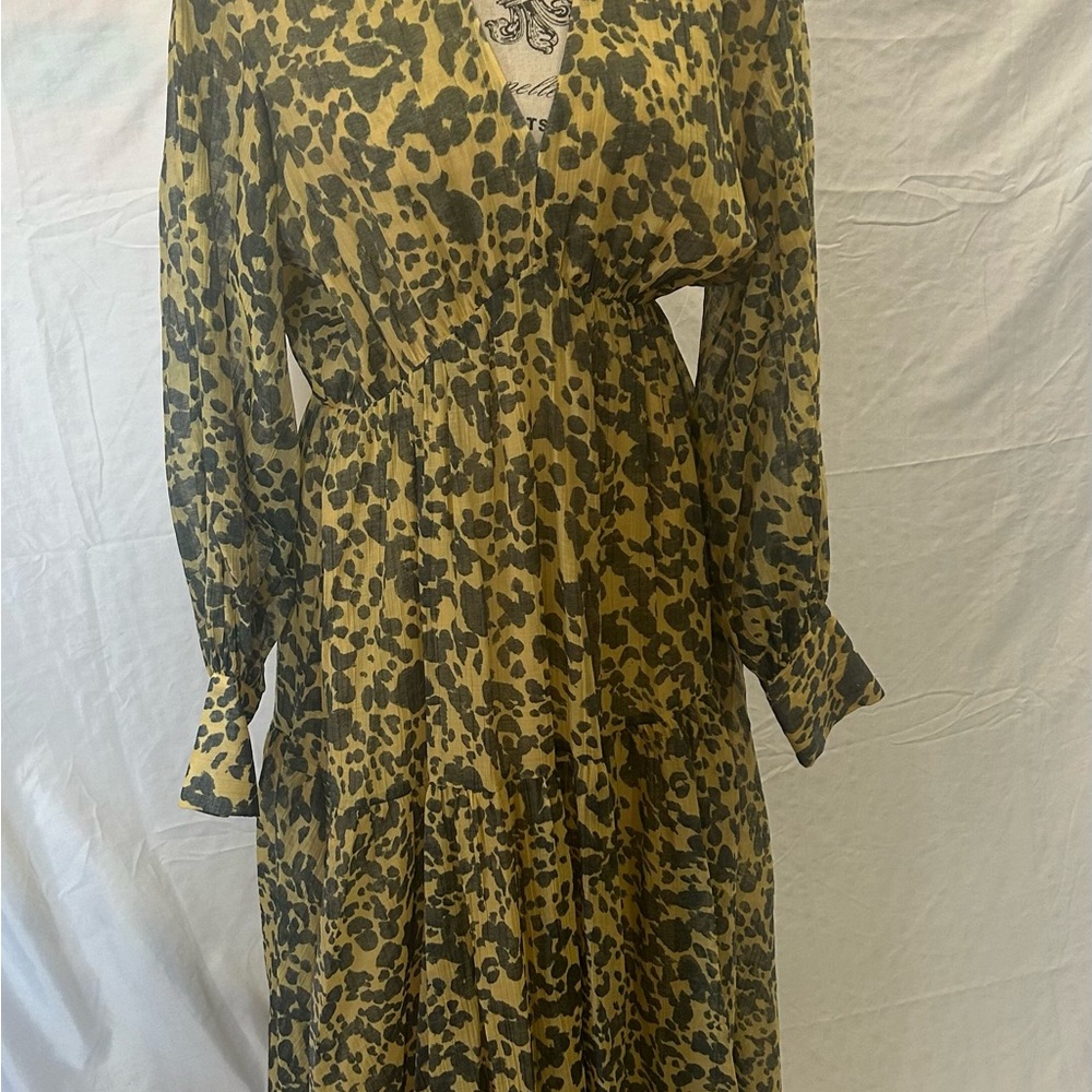 Blogger‘s favorite H&M soft Gold and Black Long-Sleeve Tiered Leopard Maxi Dress